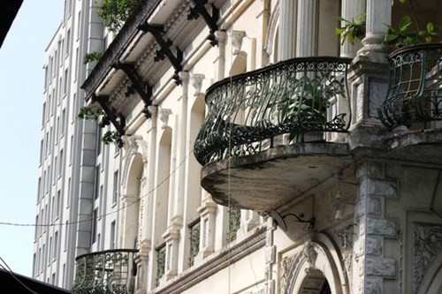 Dù đã xây dựng hơn 100 năm nhưng ngôi biệt thự vẫn uy nghi, vững chắc.