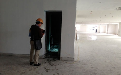 Theo lãnh đạo Hoà Bình, đám cháy giới hạn trong phòng kỹ thuật rộng chừng 10 m2 của hai tầng, khói đen có tràn ra bên ngoài lan can của khu vực này.