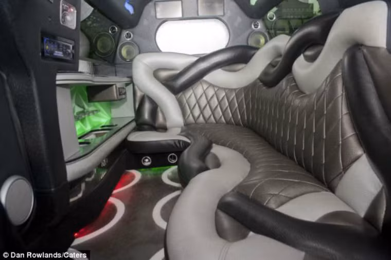 Với không gian bên trong rộng rãi, những thợ lắp ráp còn thiết kế cho chiếc xe 1 khu vui chơi giải trí, trong đó có sàn nhảy, nhiều TV, đầu DVD, các cửa kính màu đen, đèn neon...