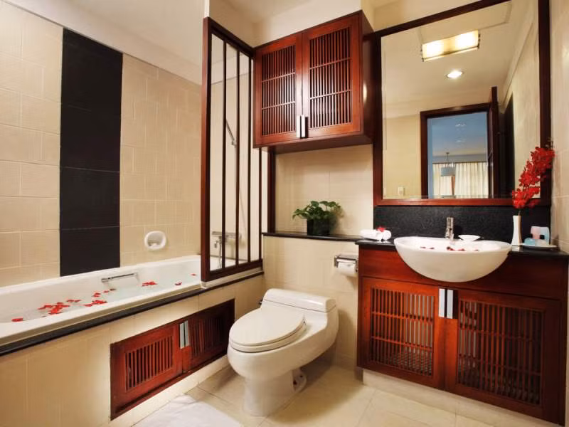 Phòng tắm được bài trí lịch sự, ngăn nắp.