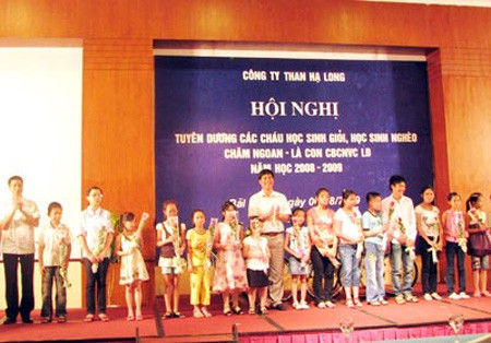 Ông Điền cùng lãnh đạo Công ty Than Hạ Long tặng thưởng các học sinh giỏi, chăm ngoan là con của cán bộ công nhân viên trong công ty năm 2009. Ảnh: báo Quảng Ninh.