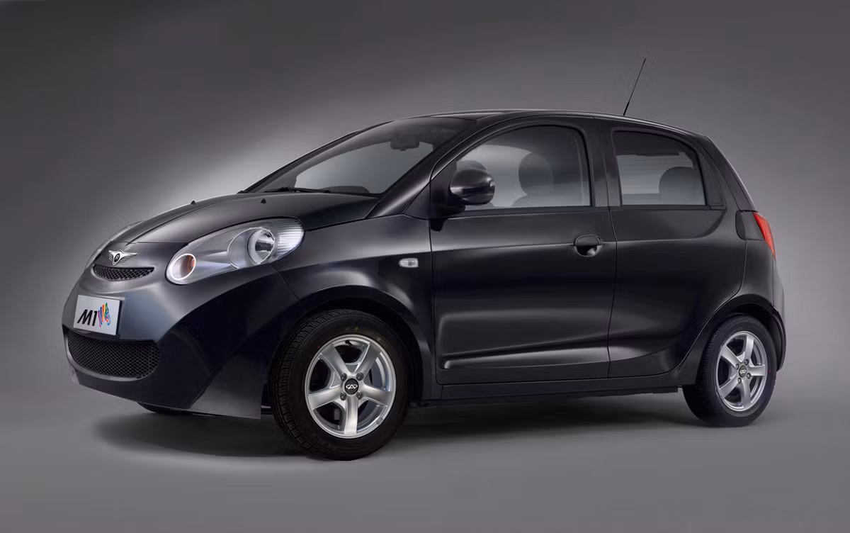 Riich M1 có nhiều nét giống với QQ3. M1 lắp động cơ 1 lít I4 (4 xi-lanh thẳng hàng), có một phiên bản số sàn, công suất 67 mã lực tại vòng tua 6.000 vòng/phút, mô-men xoắn cực đại 93 Nm ở vòng tua 3.500-4.000 vòng/phút. Chiếc xe có giá bán khoảng 288 triệu đồng, cao hơn QQ3 gần 100 triệu