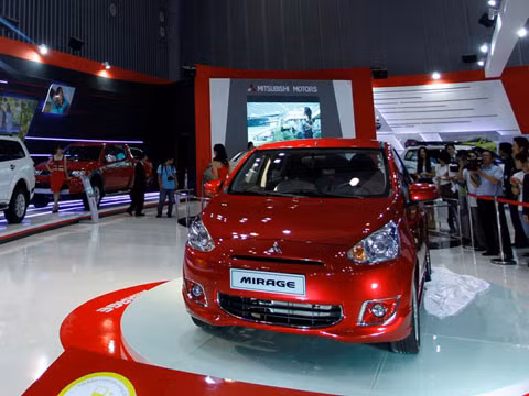 Tại Việt Nam, Mitsubishi Mirage được xếp cùng "chiếu" với Kia Morning, Hyundai i10 hay Chevrolet Spark. So với các đối thủ, Mirage ít nhiều có ưu thế về khả năng xoay trở nơi chật hẹp khi có kích thước nhỏ gọn và bán kính quay vòng chỉ 4,6m, thuộc dạng thấp nhất trong phân khúc. Mitsubishi Mirage được nhập khẩu từ Thái Lan và có 2 phiên bản Mirage CVT với giá 510 triệu đồng và Mirage MT với giá 440 triệu đồn.