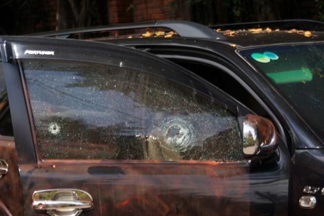 Trên cửa kính của chiếc xe Fotuner có dấu vết đạn.