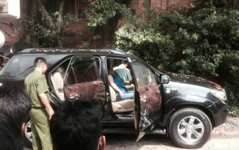 Anh Tú và chị Thời chết gục trong xe.