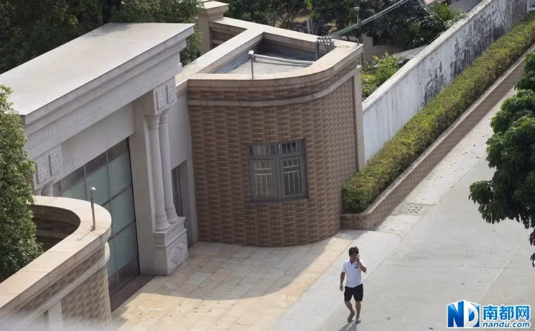 Cổng tòa biệt thự nhìn từ trên cao.