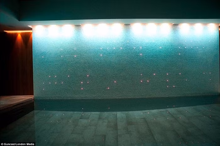 Lượng nước này sẽ luân chuyển thông qua hệ thống lọc trong lòng bể bơi - như bao bể bơi bình thường khác - khi mặt sàn khép lại.