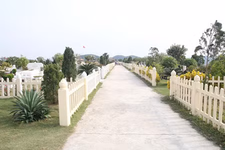 Lối vào các ngôi mộ này cũng được trang trí đẹp mắt theo đúng mô hình của một công viên cao cấp.