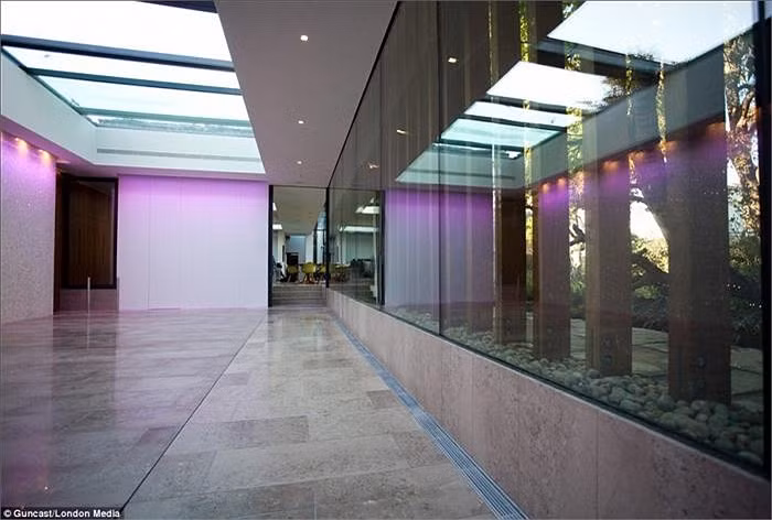 Khi cần, nó sẽ biến thành một bể bơi tiện lợi, với chiều sâu bể được điều chỉnh để phù hợp với trẻ em, người lớn và đảm bảo an toàn.