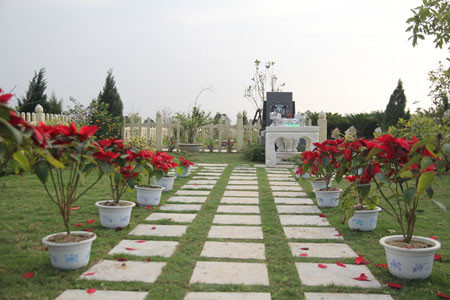 Gia chủ khá kỳ công khi chọn vật liệu xây dựng, cây xanh nhằm mang đến nơi an táng đẹp nhất cho người đã khuất. Những phiến đá, hàng rào bằng gỗ trắng... nhìn xa rất dễ nhầm với lối kiến trúc của biệt thự.