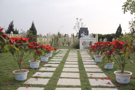 Gia chủ khá kỳ công khi chọn vật liệu xây dựng, cây xanh nhằm mang đến nơi an táng đẹp nhất cho người đã khuất. Những phiến đá, hàng rào bằng gỗ trắng... nhìn xa rất dễ nhầm với lối kiến trúc của biệt thự.