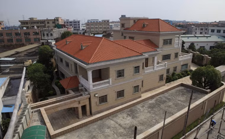 Trong khối tài sản khủng của quan tham này, có 1 biệt thự siêu sang rộng 2000 mét vuông, nằm tại thị trấn Trung Đường, thành phố Đông Quản. Các tường bao quanh biệt thự đều được xây kiên cố, cao 5 mét.