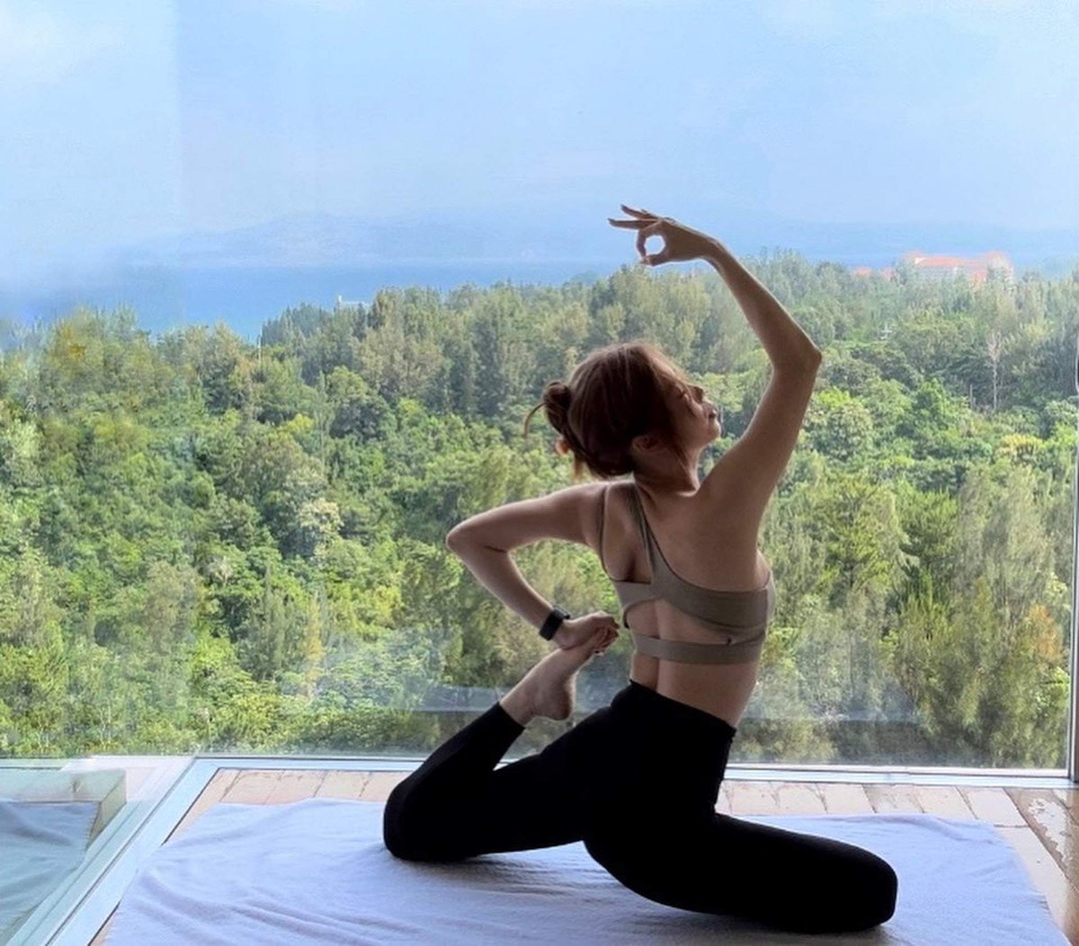 Thời trang của Guo Yaqi khi tập yoga.
