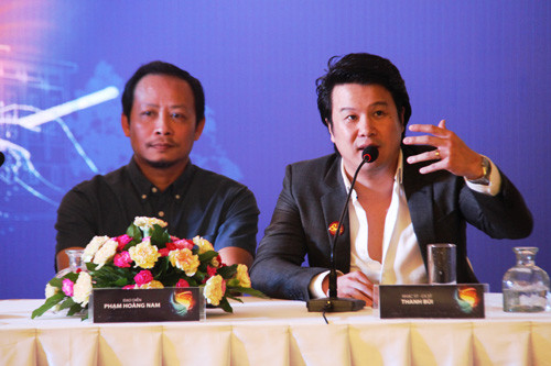 Đạo diễn Phạm Hoàng Nam (trái) và ca sỹ Thanh Bùi tại buổi họp báo thông tin chương trình.
