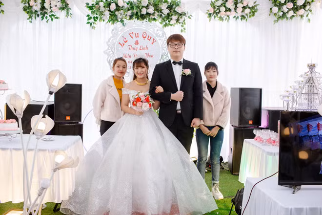 Co gai 18 tuoi lay chong gan bang tuoi bo duoc chieu chuong nhu ba hoang-Hinh-2