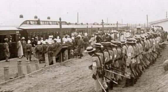 Nhìn yêu sách của Từ Hi Thái hậu khi đi tàu hoả: Chẳng trách nhà Thanh sụp đổ - Hình 2 Nhin yeu sach cua Tu Hi Thai hau khi di tau hoa: Chang trach nha Thanh sup do-Hinh-2