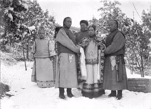 Nhin yeu sach cua Tu Hi Thai hau khi di tau hoa: Chang trach nha Thanh sup do-Hinh-3