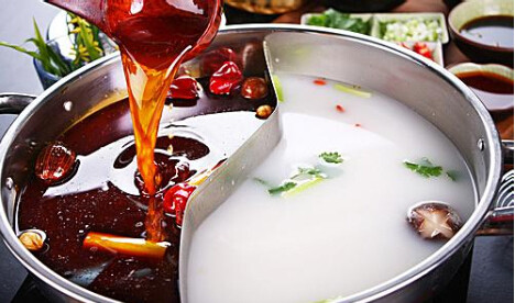 Nên ăn các thực phẩm chính trước. Trước khi thịt và rau nhúng trong lẩu bạn nên ăn một chút thực phẩm giàu tinh bột như khoai tây, khoai lang trước. Cách này vừa kiểm soát lượng thức ăn cũng như bảo vệ dạ dày.