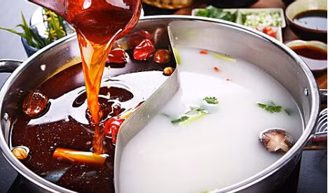 Nên ăn các thực phẩm chính trước. Trước khi thịt và rau nhúng trong lẩu bạn nên ăn một chút thực phẩm giàu tinh bột như khoai tây, khoai lang trước. Cách này vừa kiểm soát lượng thức ăn cũng như bảo vệ dạ dày.