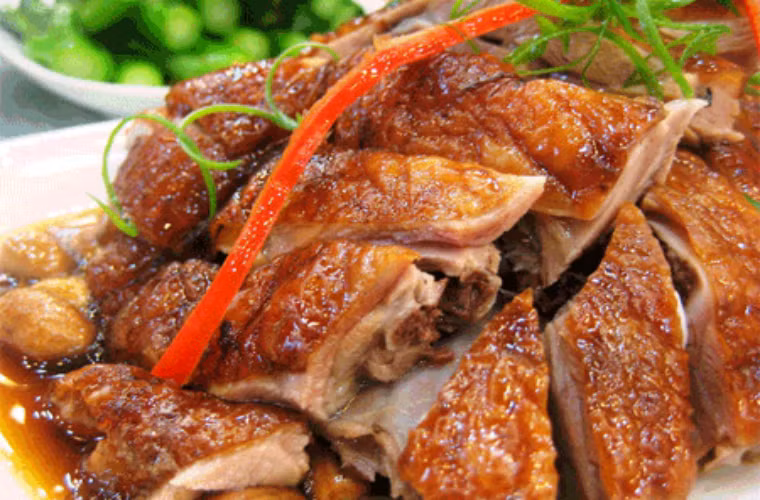 Thịt vịt: C hứa 8 loại axit amin, axit béo không bão hòa và chất dinh dưỡng khác cần thiết cho cơ thể. Những axit béo không bão hòa là nguồn chính tạo ra sterol, tăng cường tổng hợp protein, thúc đẩy tăng trưởng của cơ bắp và xương.