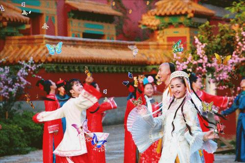 Hương Phi vào cung hai năm, người trên kẻ dưới đều rất quý mến nàng. Ngày 30/12/1761, Càn Long phụng ý chỉ của Hoàng thái hậu tấn phong cho nàng từ hòa quý nhân lên Dung tần. Năm sau phong cho Đồ Nhĩ Đô anh trai nàng là phụ quốc công. Tháng Giêng năm thứ 30 Càn Long, hoàng thượng lần thứ 4 tuần thú phía nam, Dung tần và anh trai nàng cùng đồng hành. Phi tần của Càn Long rất nhiều nhưng được bồi giá xuất cung thì chỉ có mấy người. Hương Phi được tùy giá. Như vậy, có thể thấy địa vị của nàng rất quan trọng trong trái tim của hoàng thượng.