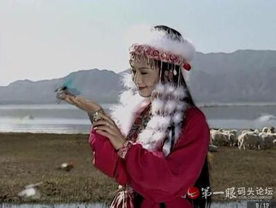 Năm thứ 30 Càn Long, Khánh quý phi mất, năm thứ 40, Lệnh Ý hoàng quý phi mất, từ đó Càn Long cũng không sắc phong quý phi và hoàng quý phi nữa. Năm thứ 31 Càn Long, tức năm 1766, Ô Nạp La Nạp hoàng hậu mất, Càn Long không lập thêm hoàng hậu nữa. Cho nên trong hậu cung địa vi cao nhất chính là phi. Dung phi là một trong 6 nàng phi trong cung. Sau tháng 7 năm thứ 43 Càn Long(1778), Dung phi đã được thăng lên hàng thứ ba đứng sau Du phi, Dĩnh phi. Sau năm thứ 50 Càn Long (1785), có thể do sức khỏe giảm sút mà Dung phi rất ít xuất hiện, nhưng hoàng thượng vẫn thường xuyên ban thưởng quan tâm đến nàng.