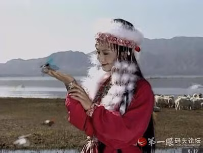 Năm thứ 30 Càn Long, Khánh quý phi mất, năm thứ 40, Lệnh Ý hoàng quý phi mất, từ đó Càn Long cũng không sắc phong quý phi và hoàng quý phi nữa. Năm thứ 31 Càn Long, tức năm 1766, Ô Nạp La Nạp hoàng hậu mất, Càn Long không lập thêm hoàng hậu nữa. Cho nên trong hậu cung địa vi cao nhất chính là phi. Dung phi là một trong 6 nàng phi trong cung. Sau tháng 7 năm thứ 43 Càn Long(1778), Dung phi đã được thăng lên hàng thứ ba đứng sau Du phi, Dĩnh phi. Sau năm thứ 50 Càn Long (1785), có thể do sức khỏe giảm sút mà Dung phi rất ít xuất hiện, nhưng hoàng thượng vẫn thường xuyên ban thưởng quan tâm đến nàng.