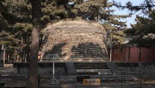 Sau khi Dung phi mất, Càn Long thường cho người trong cung tưởng nhớ nàng. Ông hạ lệnh đem những vật phẩm đã ban tặng cho nàng trong mấy chục năm qua tặng lại các công chúa, cách cách, người thân của nàng, các phi tần khác và người hầu. Kim quan của Dung phi tạm thời được quàn tại Tây Hoa Viên nằm phía bắc Sướng Xuân Viên, ngày 27/4/ cùng năm được phụng di từ Tây Hoa Viên đến quàn tại Tấn cung Tịnh An trang ngoại thành phía bắc Bắc Kinh. Ngày 17/9 cùng năm, Càn Long hạ lệnh cho Hoàng bát tử Nghị Quận Vương Vĩnh Tuyền hộ tống phụng di kim quan của Dung phi đến Đông lăng. Ngày 25/9, nàng được táng tại Phi Viên tẩm của Dụ lăng. (Trong ảnh là phần mộ của nàng tại khu Dụ lăng).