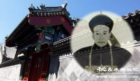 Mùng 3 tháng Giêng năm Gia Khánh thứ 4 tức ngày 7/2/1799, thái thượng hoàng Càn Long do tuổi cao sức yếu đã băng hà thọ 89 tuổi, thế là chỗ dựa vững chắc của Hòa Thân đã sụp đổ, lúc này Gia Khánh cũng chẳng cần kiêng nể. Nhưng Gia Khánh không lập tức ra tay với Hòa Thân, mà vẫn cùng Hòa Thân, hoàng thân cốt thích và văn võ bá quan, lo sắp xếp tang nghĩa đại sự. Tuy đang trong lúc bận rộn và đau thương Gia Khánh vẫn không quên hạ chỉ triệu ân sư Chu Khuê hồi kinh. Ngày mùng 4, Gia Khánh phát chỉ dụ trấn áp khởi nghĩa của Bạch Liên giáo, bắt đầu chĩa mũi nhọn về phía Hòa Thân. Cùng ngày Gia Khánh bất ngờ bãi miễn chức quân cơ đại thần của Phúc Trường An và Hòa Thân, lệnh cho ngày đêm phải túc trực linh cữu thái thượng hoàng trong đại nội không được phép ra ngoài, tạm thời giảm lỏng trong cung, cách li không cho liên lạc với bên ngoài.