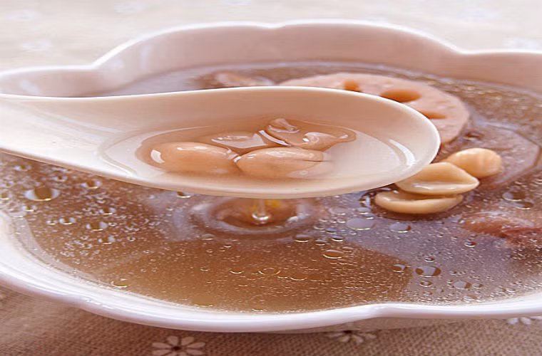 Khi canh sôi có thể cho vào chút giấm để giúp giải phóng phốt pho, canxi trong xương, tăng hàm lượng canxi trong canh, ngăn ngừa loãng xương.