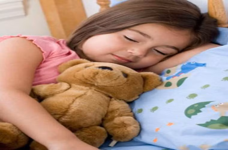 Không nên cho bé ngủ bù. Giáo sư tâm lý học tại Đại học Cornell Masi của Mỹ đã chỉ ra rằng quy luật vô cùng quan trọng đối với việc thiết lập đồng hồ sinh học trong cơ thể con người. Vì thế không nên cho trẻ ngủ bù vào những ngày nghỉ hay lễ tết, bởi như thế sẽ làm rối loạn tiết tấu sinh lý và quy luật của đồng hồ sinh học. Khi trẻ đã mở mắt tỉnh giấc, nên cho trẻ ra khỏi giường luôn.