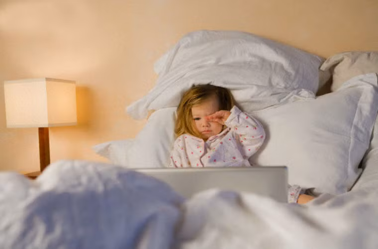 Nếu bạn thích uống cà phê, cũng có thể pha cho mình cốc cà phê nóng vào buổi sáng để dùng hương thơm của cà phê đánh thức bé.