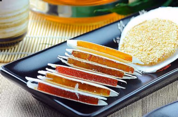 Bánh phục linh: Còn gọi là bánh kẹp. Đây là một món điểm tâm truyền thống nổi tiếng. Bánh gồm một lớp vỏ bằng bột cán mỏng, giữa kẹp với nhân làm bằng mứt được nấu từ mật ong với đường cát trộn thêm với nhân quả thông nghiền nát. Bánh hình trong, vỏ mỏng trong như giấy, trắng như tuyết, mùi thơm rất độc đáo.