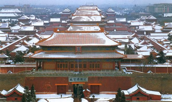 Trên thực tế, mùa đông thuộc âm, nên cần tìm cách bảo vệ dương khí. Cổ nhân xưa đã dạy, mùa đông “khứ hàn tựu ôn”, nên việc bảo vệ không để hơi lạnh tấn công vào cơ thể là rất cần thiết. Nhưng cần lưu ý đừng vì giữ ấm mà mặc quá nhiều quần áo dày, sưởi lửa hay say rượu khiến cơ thể đầm đìa mồ hôi lại không tốt.