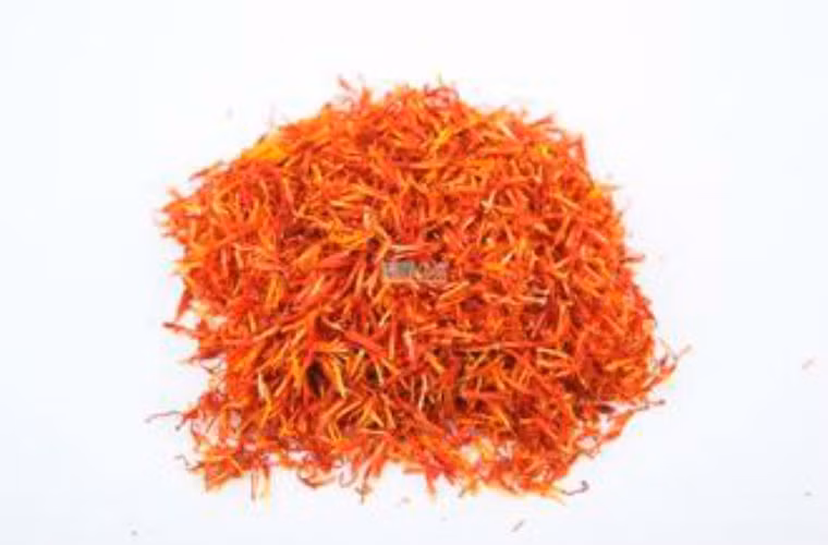 Hồng hoa là loại dược liệu thường thấy trong thuốc phụ khoa, có tác dụng hoạt huyết thông kinh, tiêu ứ, giảm đau. Vào mùa đông, thời tiết lạnh giá có nhiều người thường bị chứng tê cóng hoặc da bị nứt nẻ, nên dùng hồng hoa ngâm chân từ mùa thu, sẽ có tác dụng phòng ngừa rất tốt triệu chứng trên.