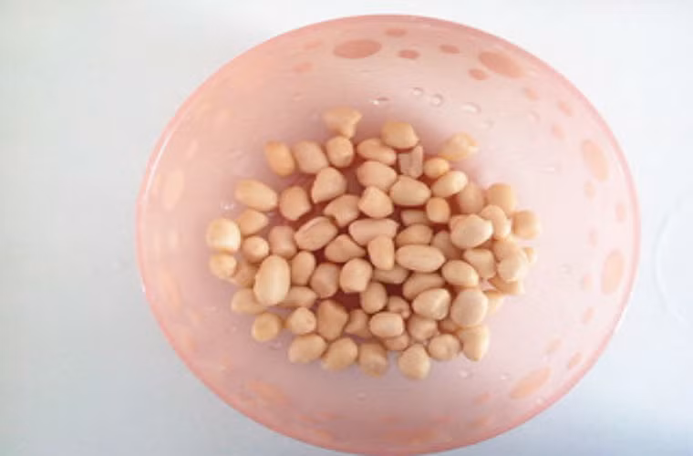 Rửa sạch, lột vỏ, để ráo.