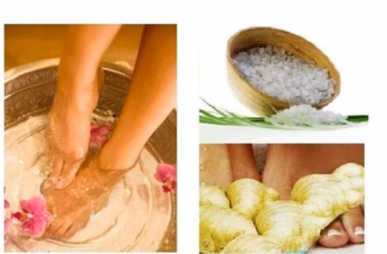 Cách làm: Dùng khoảng 20-30gam gừng tươi, đập dập, cho vào khoảng nửa nồi nước, đậy kín vung để tránh làm bay hơi một số chất trong gừng, đun sôi trong khoảng 10 phút. Đổ toàn bộ nước và gừng đã đun vào chậu pha thêm nước lạnh khoảng 40 độ là ngâm được. Không nên ngâm ngập mắt cá chân sẽ không tốt, thậm chí có thể khiến cho bệnh còn nặng hơn. Nếu bạn đều đặn ngâm chân với gừng sẽ giúp cải thiện đáng kể chứng lạnh tay chân.