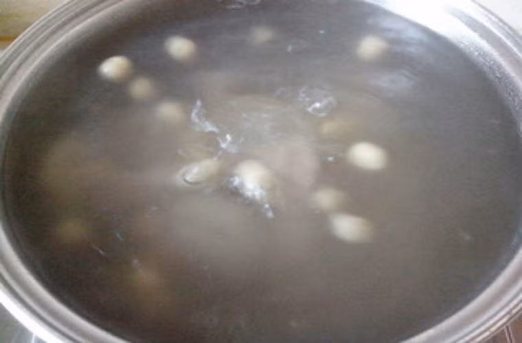 Dùng lửa nhỏ ninh trong 2 giờ, nêm nếm thêm gia vị vừa khẩu vị là được.