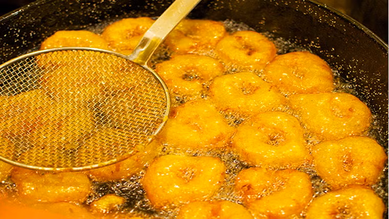 Với những mẹ mới sinh và đang cho con bú thì đồ chiên rán chỉ giải quyết được nhu cầu thèm ăn chứ không có tác dụng lợi sữa và rất khó tiêu hóa. Nếu các mẹ ăn nhiều sẽ ảnh hưởng đến lượng sữa cũng như chất lượng sữa. Nên ăn các đồ luộc, hấp hoặc nấu canh để thay cho các món chiên, xào, rán.