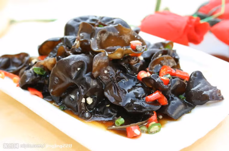 Mộc nhĩ đen: Rất giàu dinh dưỡng như: sắt, canxi, phốt pho,vitamin C. Mộc nhĩ bổ âm, nhuận phổi, giảm mỡ máu. Nghiên cứu chỉ ra trong 100 gr mộc nhĩ đen chứa 98mg sắt, cao hơn 5 lần so gan lợn và 30 lần so với các loại rau lá xanh ( ví dụ như rau chân vịt).