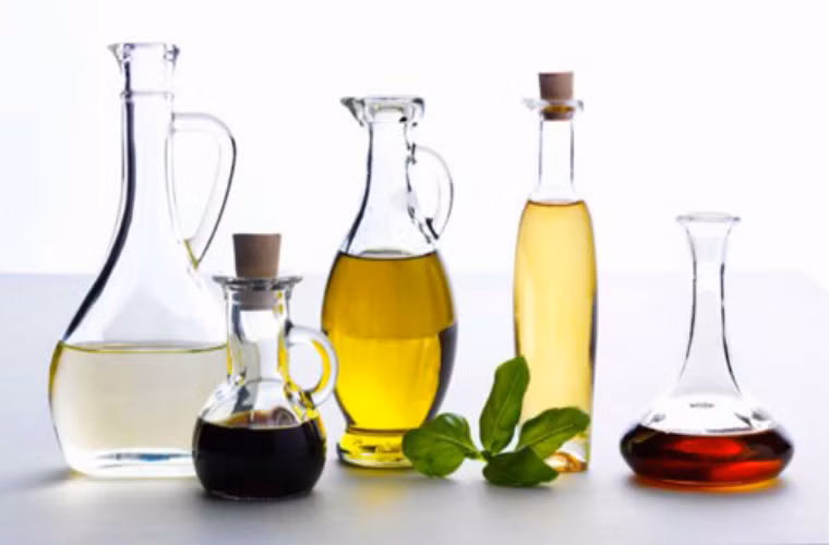 Có thể khống chế tăng đường huyết. Bệnh nhân tiểu đường, những người có đường huyết cao, nếu ăn giấm với liều lượng thích hợp mỗi ngày sẽ giúp điều hòa lượng đường trong máu. Một nghiên cứu nhỏ phát hiện ra rằng, những người sau khi ăn bữa ăn sáng chỉ số đường huyết tăng cao, nhưng nếu ăn sáng với một chút giấm táo thì sau bữa đường huyết có thể giảm xuống được 50%.