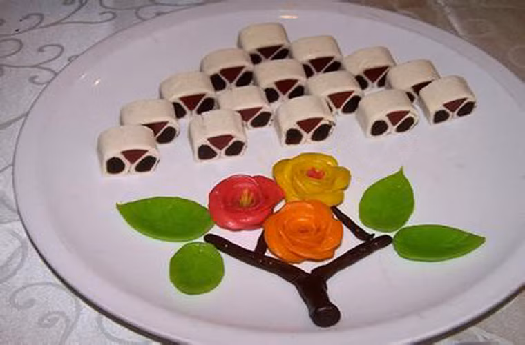 Bánh đỗ cuộn: Nguyên liệu chính được làm từ các loại hạt đỗ cuộn với nhân cũng là bột đậu đỏ nấu với đường cát nên được gọi là bánh đỗ. Đây là món ăn dân gian truyền thống đã từng được vào cung đình nhà Thanh. Bánh có màu trắng, mềm mịn, nhân thơm ngọt vừa miệng.