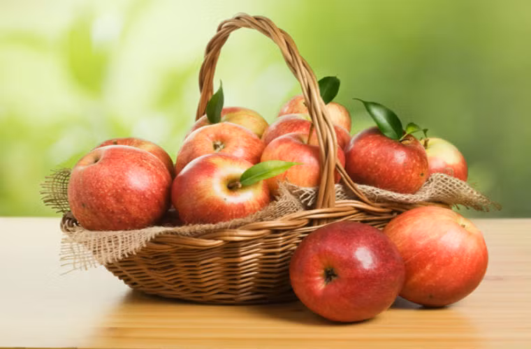 Táo chứa hàm lượng canxi cao hơn so với nhiều loại trái cây khác có tác dụng chuyển hóa và bài tiết muối dư thừa gây béo trong cơ thể. Táo rất giàu chất xơ, có thế kích thích sự vận động của dạ dày, đào thải cặn bã và giảm các chất độc hại đối với da.