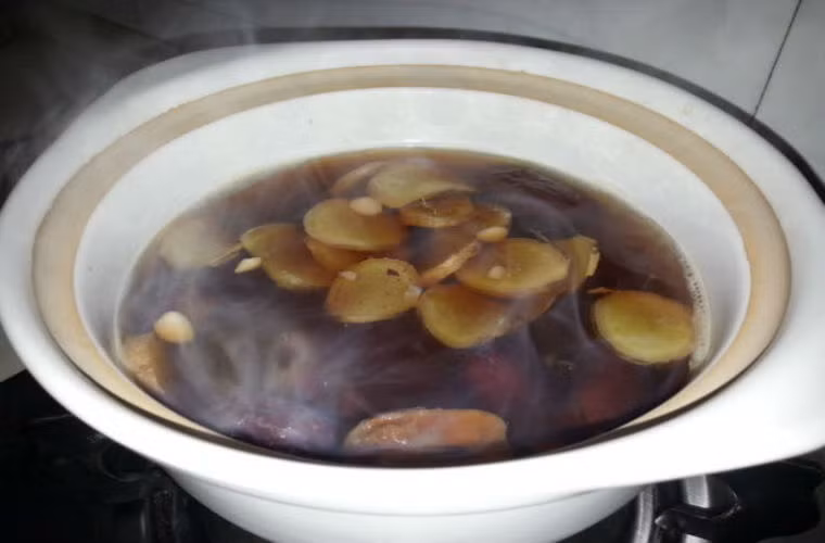 Canh gừng tươi: Dùng hai lát gừng tươi và 500 ml nước lạnh, sau khi đun sôi cho thêm một thìa đường nâu (đường phên hoặc mật mía), đun một lúc rồi uống nóng có thể giúp mẹ bầu giảm ho. Gừng có tác dụng làm ấm cơ thể, đường phên có tác dụng làm ấm dạ dày.