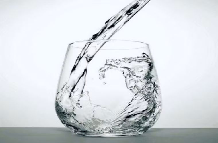 Uống nước: Khi phát hiện ra ngứa họng và hung hắng ho nhẹ, bạn nên uống ngay nước đun sôi để nguội sẽ giúp bạn làm dịu triệu chứng ho. Cũng có thể uống nước ấm vì nước ấm sẽ giúp bạn toát nhiều mồ hôi, đồng thời bổ sung thêm nước cho yết hầu từ đó làm giảm triệu chứng ho. Trong trường hợp này bạn không cần dùng thuốc.