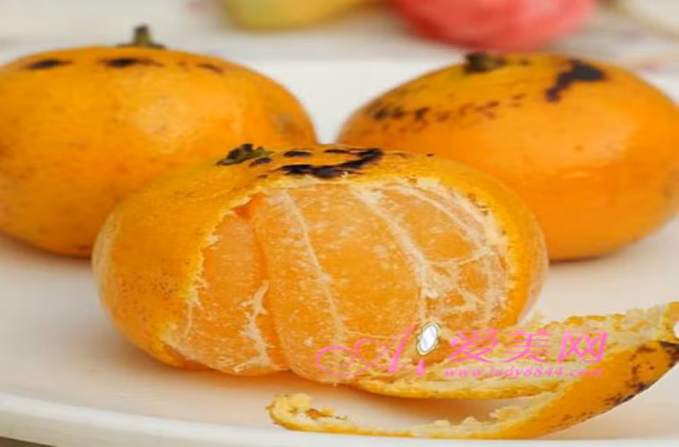 Quýt nướng: Dùng đũa xuyên vào lòng qủa quýt để tạo lỗ trên thân quả, cho chút muối vào trong lòng quả quýt, dùng giấy bạc bọc kín cho vào lò nướng khoảng 15 đến 20 phút, sau đó bóc vỏ ăn nóng, hoặc dùng vỏ cam quýt cho thêm nước đun sôi vào pha trà uống sẽ có tác dụng trị ho.