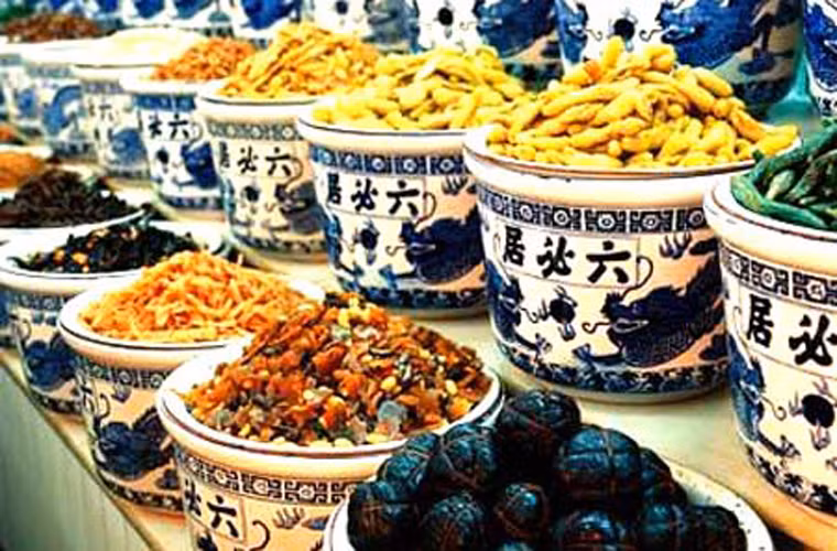 Dưa góp ( dưa muối bằng xì dầu) Lục Tất Cư : Do hãng Lục Tất Cư làm, và đây là thương hiệu lâu đời và nổi tiếng nhất Bắc Kinh. Món dưa góp này đều được làm thủ công, màu sắc tươi ngon bắt mắt, giòn thơm, mùi vị đậm đà, độ mặn ngọt vừa miệng.