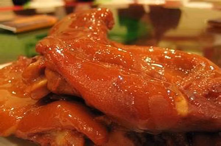 Chân giò muối Thiên Phúc. Đây cũng là một đặc sản vô cùng nổi tiếng, đã có 200 năm lịch sử. Chân giò muối có lớp bì nâu sậm, mướt bóng, mùi vị vô cùng thơm ngon, thịt mềm, thơm ăn không có cảm giác ngấy.