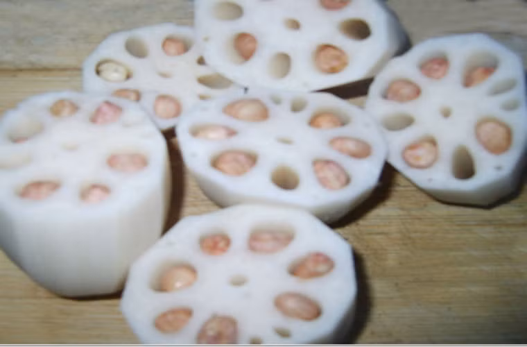 Nguyên liệu: 300g xương cục (có thể thay bằng móng giò hoặc xương sườn), 50g lạc nhân, 200g củ sen, 2 cái chân gà, muối, nước.