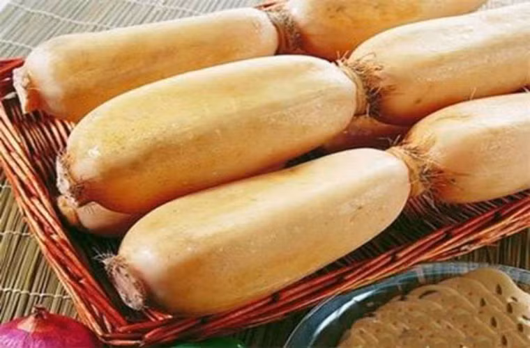 Củ sen sống chứa 20% đường các loại, giàu canxi, phốt pho, sắt và vitamin, đặc biệt là vitamin C và hàm lượng chất xơ. Củ sen giòn, bùi, thơm, ngọt, dễ tiêu hóa. Củ sen bổ máu, nâng cao khả năng miễn dịch của cơ thể. Canxi, phốt pho, magiê và các khoáng sản khác có trong củ sen là những yếu tố cơ bản nhất của kiến trúc xương. Vì thế củ sen vừa có lợi cho sức khỏe của bé vừa giúp bé phát triển xương.